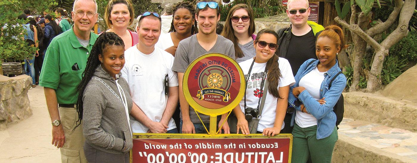 澳门十大赌城官方网站的学生出国留学之旅在访问厄瓜多尔时在赤道停留